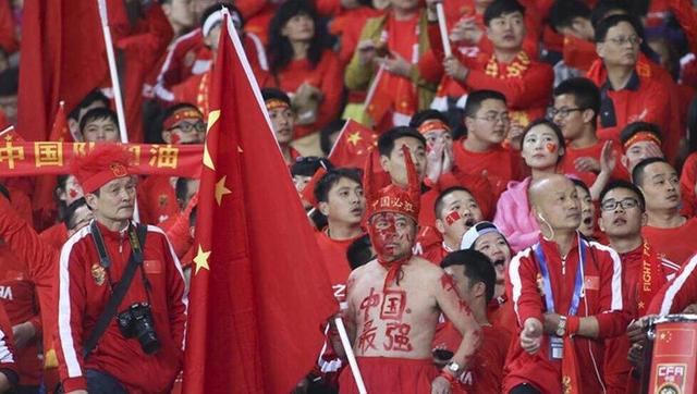 视频还在继续播放，听筒里不断传来她的声音，顾夜白将手机横在她的眼前，唇角始终弥漫着笑意，来，给你看看画面。